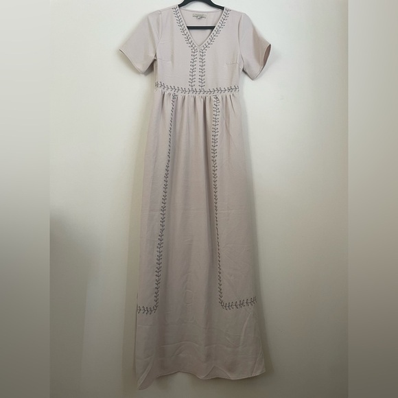 Polagram Dresses & Skirts - Polagram Tan Maxi Dress Forest Green Leaf Embroidery Size Sm Modest